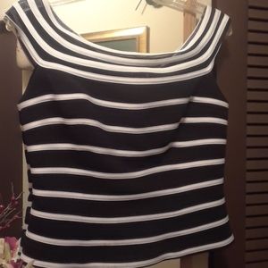 BLK AND WHT SLEEVELESS UNIQUE CROP TOP